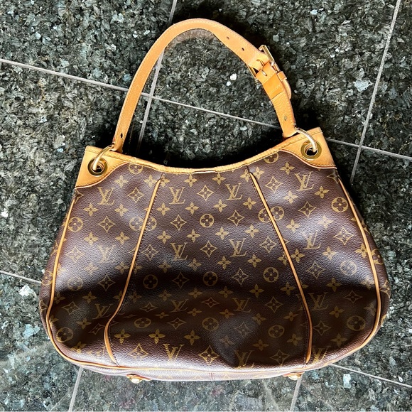 LOUIS VUITTON - Picture 2 of 10